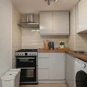lovely-2br-ap-just-moments-away-from-brighton-beach.brighton-hotels-england.com/
